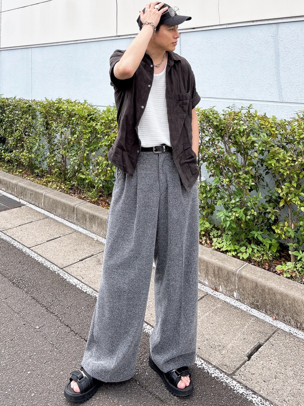 ブラック系のサンダル、グレー系のシャツ/ブラウス、グレー系のスラックスを着用したメンズの夏コーディネートの1枚目の写真