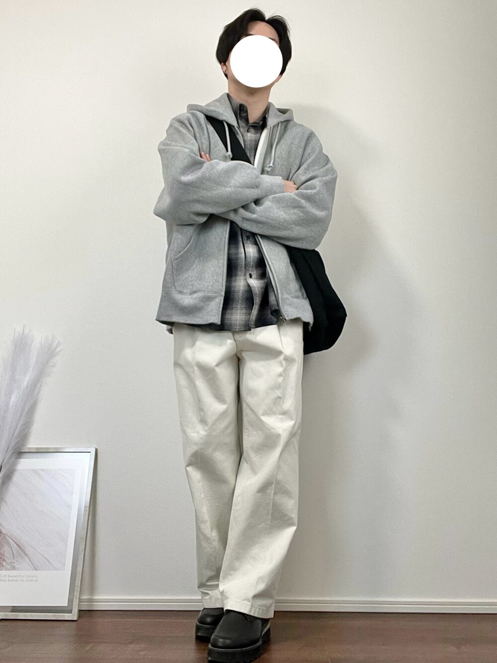 「春のNewスタイル、パーカー、シャツスタイル、チェック、ワイドパンツ、デニムパンツ、革靴、春コーデ、カジュアル、お出かけコーデ、ラクチンコーデ、オトナカジュアル、春服コーデ、プチプラ、きれいめカジュアル」｜「FREAK'S STOREの限定展開 Relax Fit リラックスフィット オンブレチェック ネルシャツ/ビッグシルエット（シャツ/ブラウス、ブラック系）」を使った、YUHEIさん（メンズ・178cm）の春コーディネートの1枚目の写真