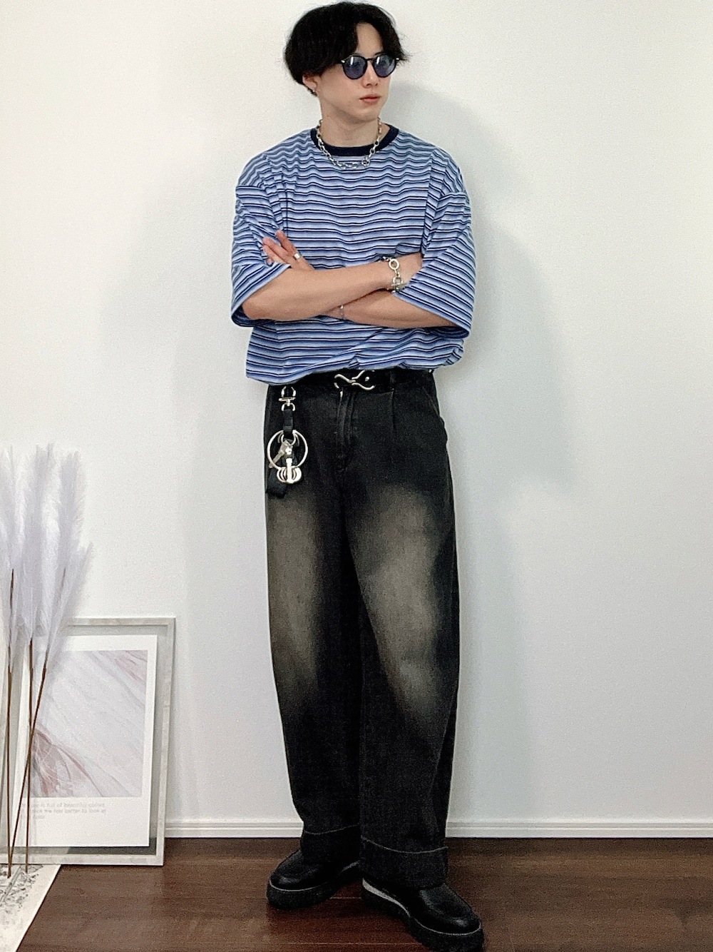 ブルー系のTシャツ/カットソー、ブラック系のデニムパンツ、ブラック系のドレスシューズを着用したメンズの秋コーディネートの1枚目の写真