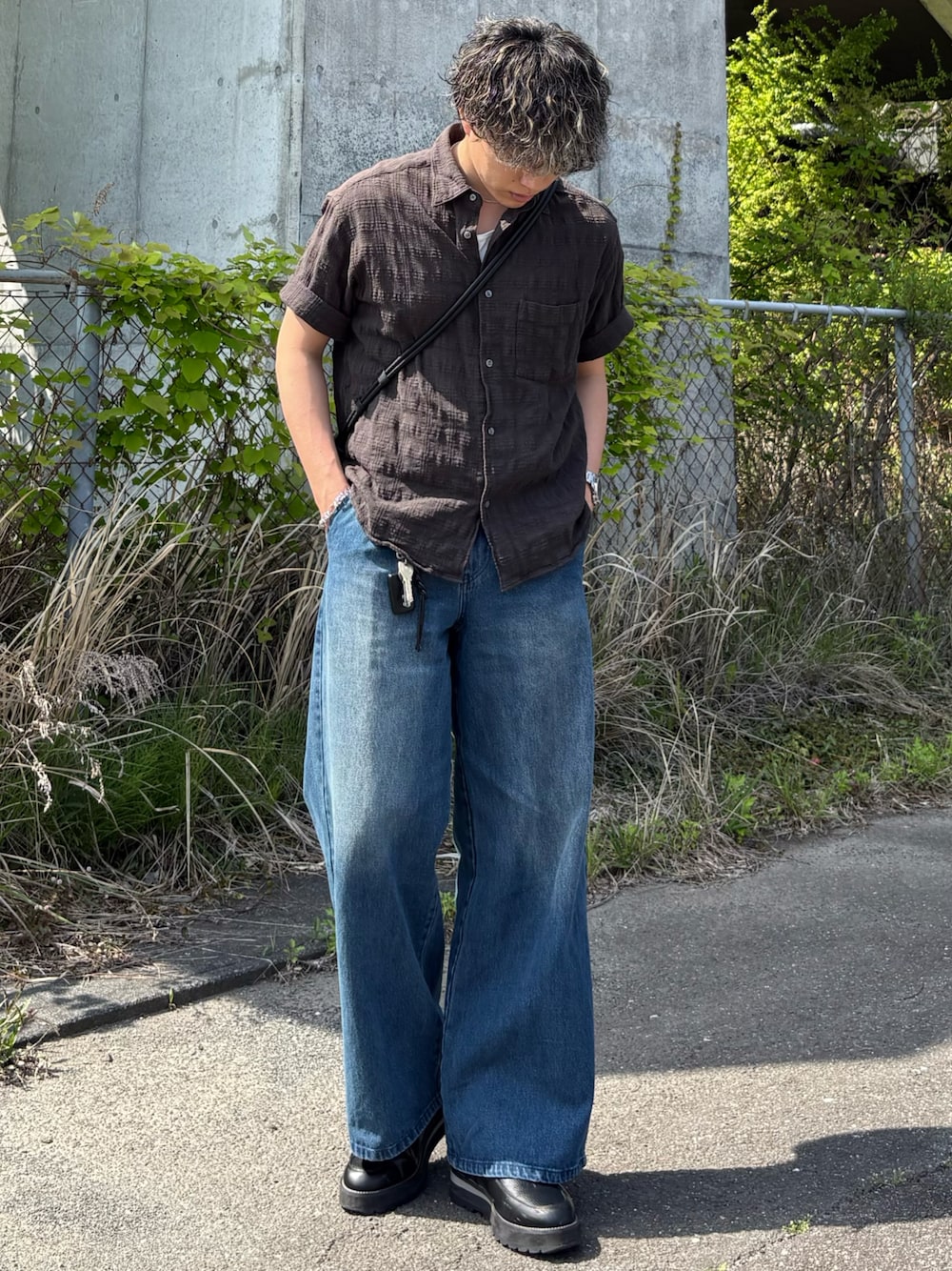 ブルー系のデニムパンツ、グレー系のシャツ/ブラウス、ホワイト系のタンクトップを着用したメンズの夏コーディネートの1枚目の写真