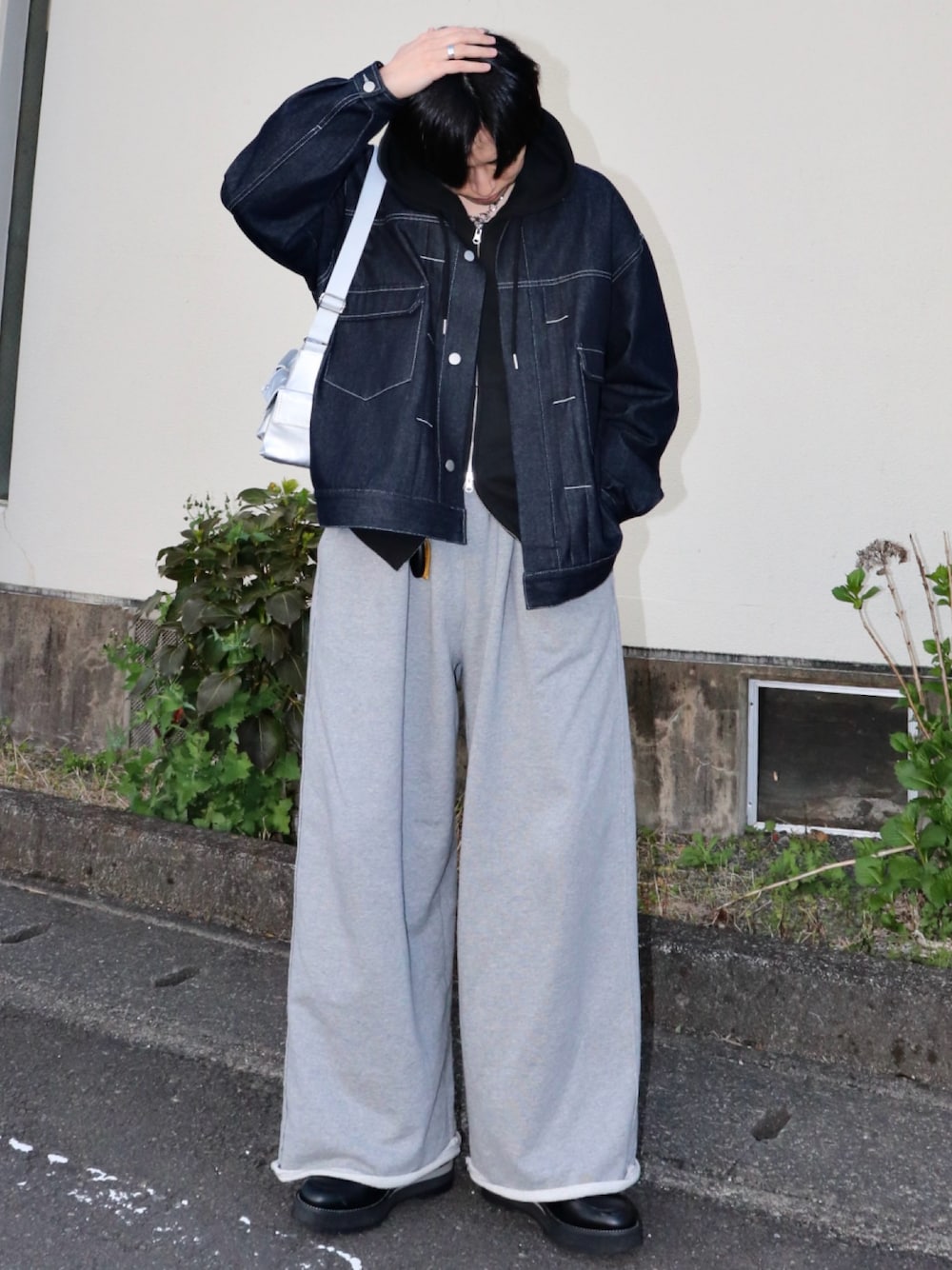 「レイヤードスタイル、ワイドパンツ、韓国ファッション、デニムジャケット、パーカー、ジップパーカー、スウェットパンツ、ショルダーバッグ、春コーデ、大人カジュアル、お出かけコーデ、プチプラ、きれいめカジュアル、休日スタイル、ストリートコーデ」｜「SINSSのTwo tuck sweatpants / 2タックスウェットパンツ(セットアップ可能)（スウェットパンツ、グレー系）」を使った、YUHEIさん（骨格ナチュラル・メンズ・178cm）の春コーディネートの1枚目の写真