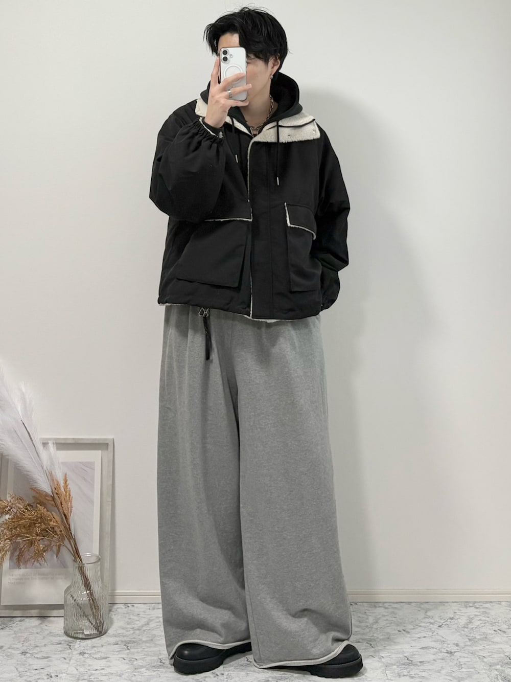 ブラック系のドレスシューズ、ブラック系のパーカー、ブラック系のブルゾンを着用したメンズの秋コーディネートの1枚目の写真