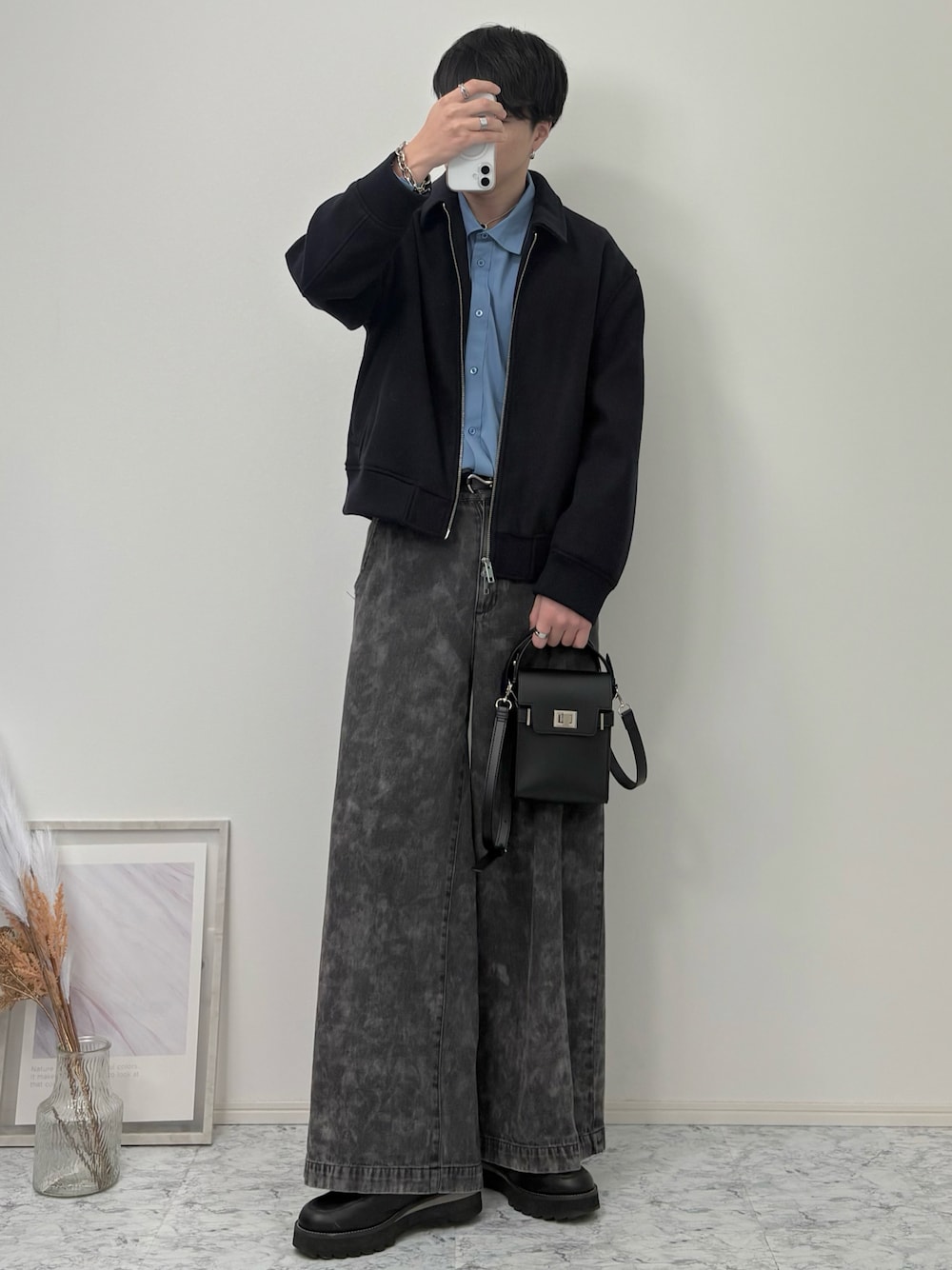 「ショルダーバッグ、大人カジュアル、古着MIX、シャツスタイル、春コーデ、タックイン、ワイドパンツ、韓国ファッション、プチプラ、デートコーデ、フレアパンツ、お出かけコーデ、休日コーデ、デニム、淡色コーデ」｜「H&Mのアイテム（ジャケット/アウター、ブラック系）」を使った、YUHEIさん（骨格ウェーブ・メンズ・178cm）の春コーディネートの1枚目の写真