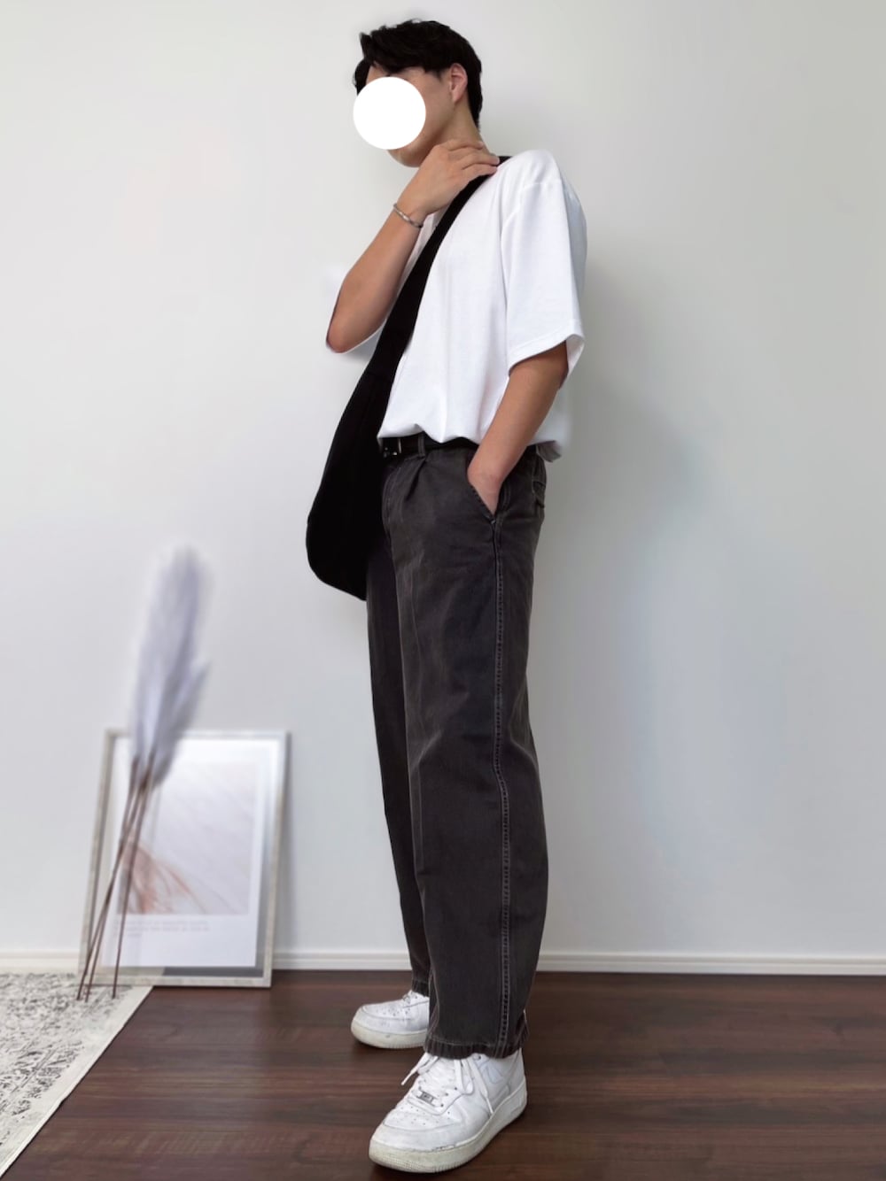 「白Tシャツ、タックイン、バギーパンツ、白スニーカー、キャンバスバッグ、ショルダーバッグ、お出かけコーデ、ストリートMIX、きれいめカジュアル、休日スタイル」｜「UNIQLOのエアリズムコットンオーバーサイズTシャツ（5分袖）（Tシャツ/カットソー、ホワイト系）」を使った、YUHEIさん（メンズ・178cm）の夏コーディネートの1枚目の写真
