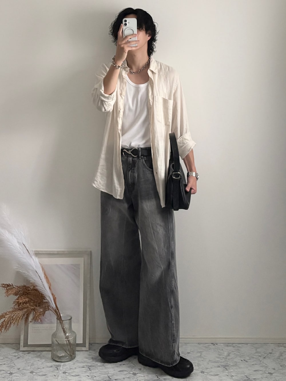 ブラック系のローファー、グレー系のデニムパンツ、ブラック系のショルダーバッグを着用したメンズの秋コーディネートの1枚目の写真