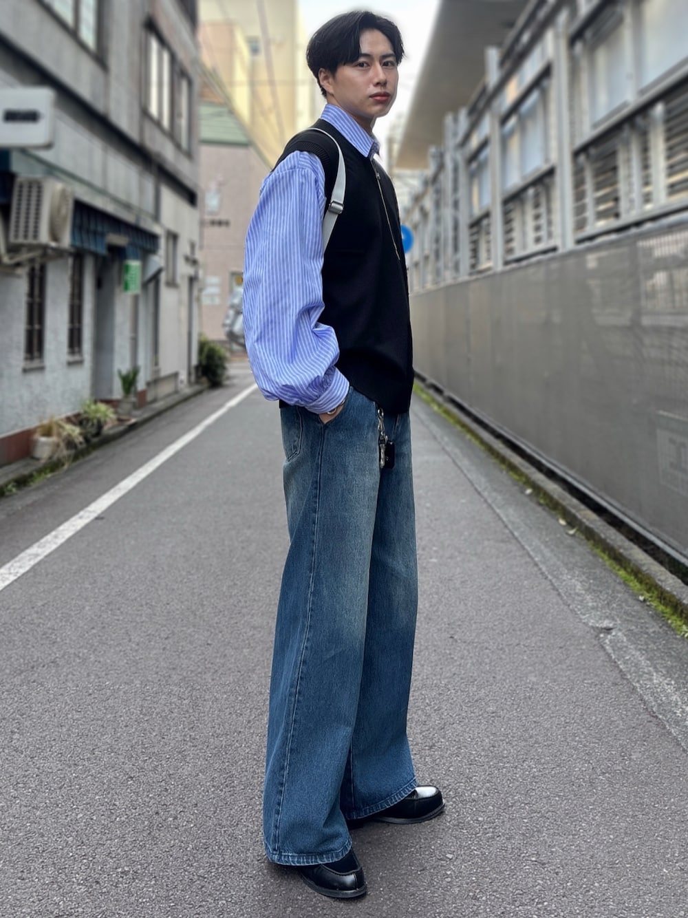 「レイヤードスタイル、ワイドパンツ、韓国ファッション、ストライプシャツ、ベスト、デニム、フレアパンツ、ショルダーバッグ、ローファー、大人カジュアル、お出かけコーデ、休日スタイル、きれいめカジュアル、シンプルコーデ、淡色コーデ」｜「epnokのアソートベーシックルーズシャツ（シャツ/ブラウス、ブルー系）」を使った、YUHEIさん（骨格ナチュラル・メンズ・178cm）の春コーディネートの1枚目の写真
