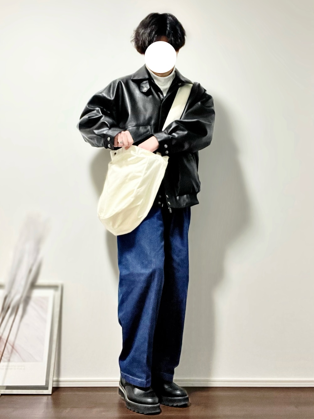 「革ジャン、レザージャケット、タートルネック、デニムパンツ、ワイドパンツ、キャンバスバッグ、ショルダーバッグ、革靴、シンプルコーデ、大人コーデ、カジュアル、お出かけコーデ、休日スタイル、冬コーデ」｜「CLELの【CLEL】Vintage Design Fake Leather Blouson/ヴィンテージデザイン フェイクレザー ブルゾン（ブルゾン、ブラック系）」を使った、YUHEIさん（メンズ・178cm）の冬コーディネートの1枚目の写真