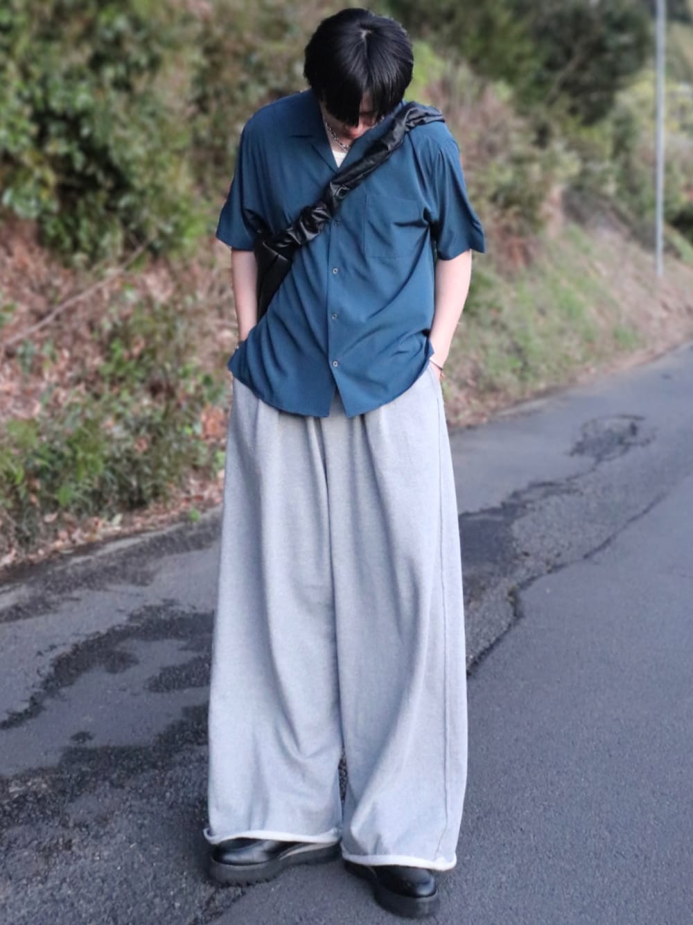 ブルー系のシャツ/ブラウス、グレー系のスウェットパンツ、ブラック系のショルダーバッグを着用したメンズの夏コーディネートの1枚目の写真
