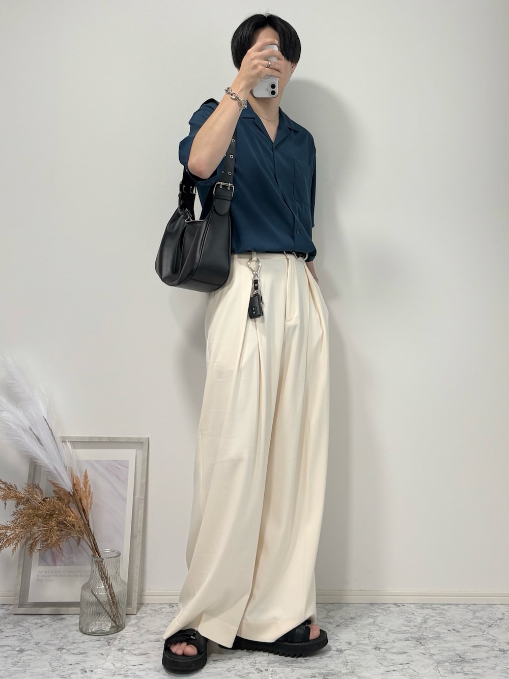 ブルー系のシャツ/ブラウス、ブラック系のハンドバッグ、ホワイト系のスラックスを着用したメンズの夏コーディネートの1枚目の写真