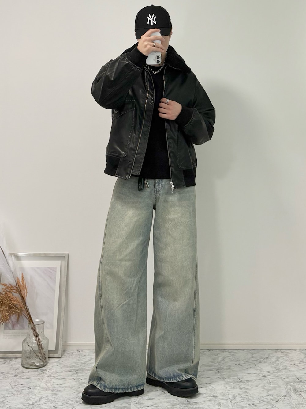 ブラック系のブルゾン、ブルー系のデニムパンツ、ブラック系のドレスシューズを着用したメンズの冬コーディネートの1枚目の写真