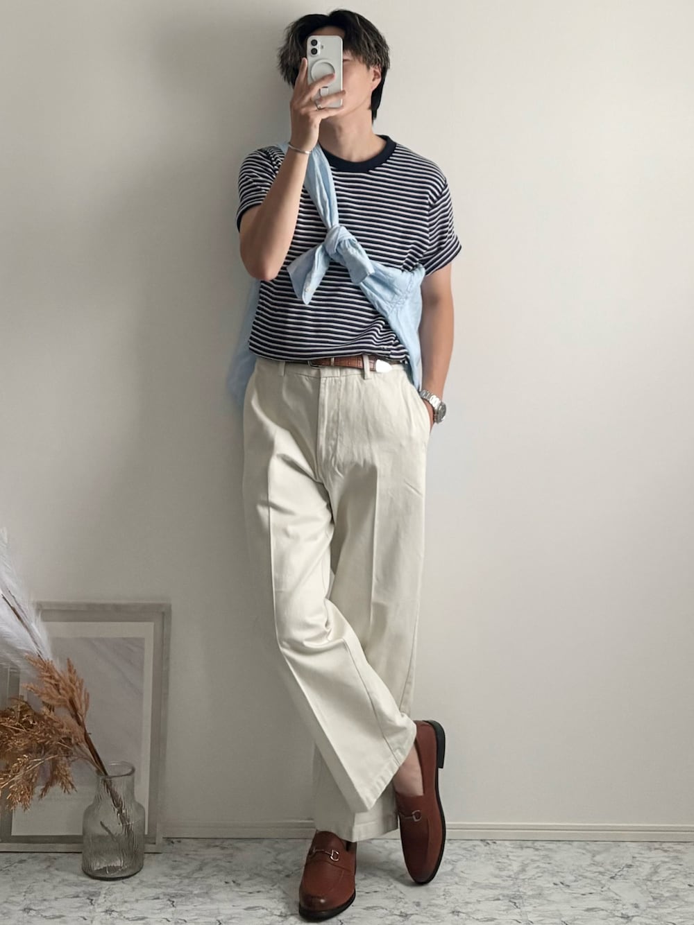 ブラウン系のローファー、ブラック系のTシャツ/カットソー、ブルー系のシャツ/ブラウスを着用したメンズの夏コーディネートの1枚目の写真
