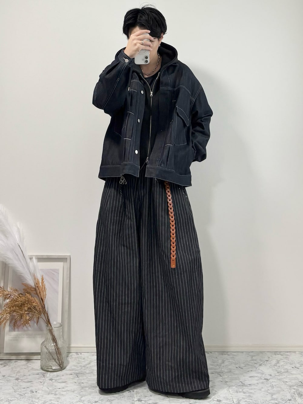 その他のスラックス、ブラック系のパーカー、ブルー系のセットアップを着用したメンズの冬コーディネートの1枚目の写真