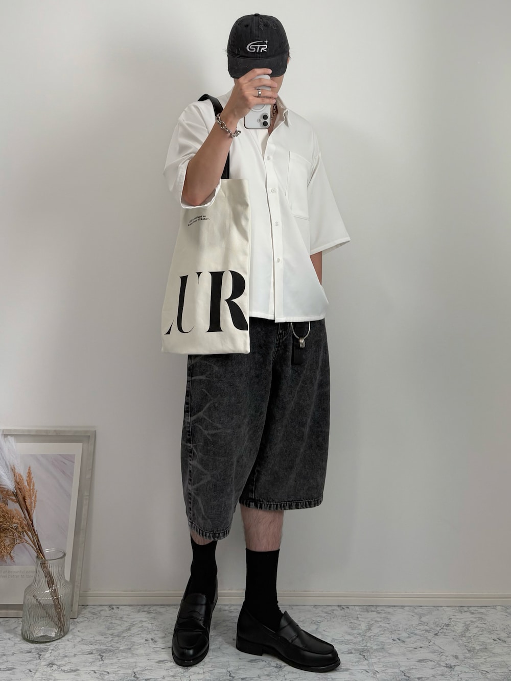 ブラック系のデニムパンツ、ブラック系のローファー、ホワイト系のシャツ/ブラウスを着用したメンズの夏コーディネートの1枚目の写真
