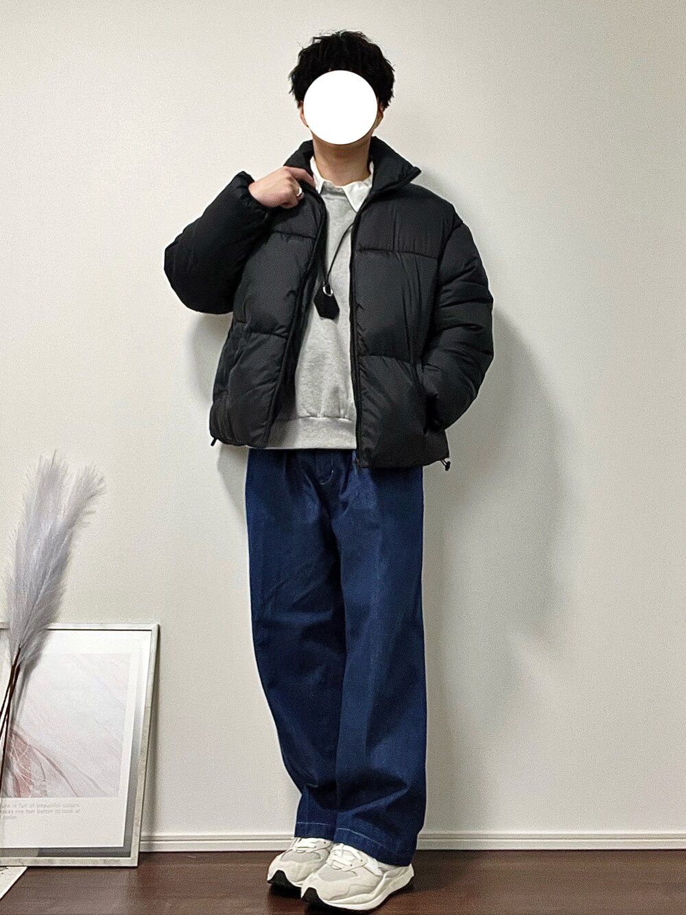 「ダウンジャケット、スウェット、レイヤードスタイル、デニムパンツ、ワイドパンツ、スニーカー、ネックレス、シンプルコーデ、カジュアル、大人コーデ、デートコーデ、休日スタイル、おでかけコーデ、冬コーデ、ストリートMIX」｜「ZIP FIVEのオーバーサイズ ナイロン中綿ファイバーダウンジャケット/ペディン/ダウンブルゾン（ダウンジャケット/コート、ブラック系）」を使った、YUHEIさん（メンズ・178cm）の冬コーディネートの1枚目の写真