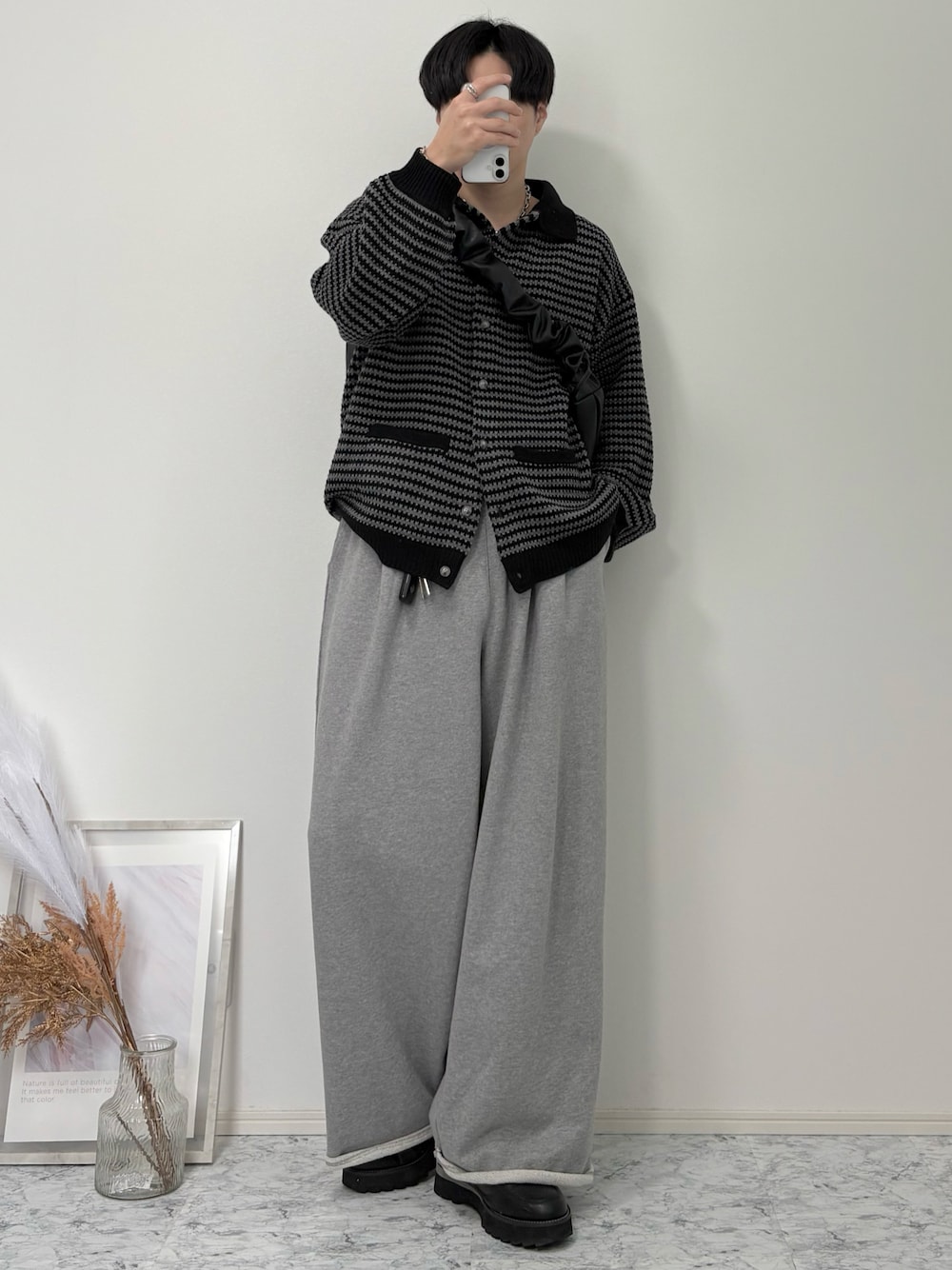 「チェック、ショルダーバッグ、カーディガン、ニット、スウェットパンツ、モノトーン、きれいめカジュアル、春コーデ、古着MIX、韓国ファッション、休日スタイル、お出かけコーデ、アウトドアスタイル、プチプラ、大人カジュアル」｜「epnokの【EPNK】Nuance border collar knit cardigan / ニュアンスボーダーカラーニットカーディガン（カーディガン/ボレロ、ブラック系）」を使った、YUHEIさん（骨格ウェーブ・メンズ・178cm）の春コーディネートの1枚目の写真