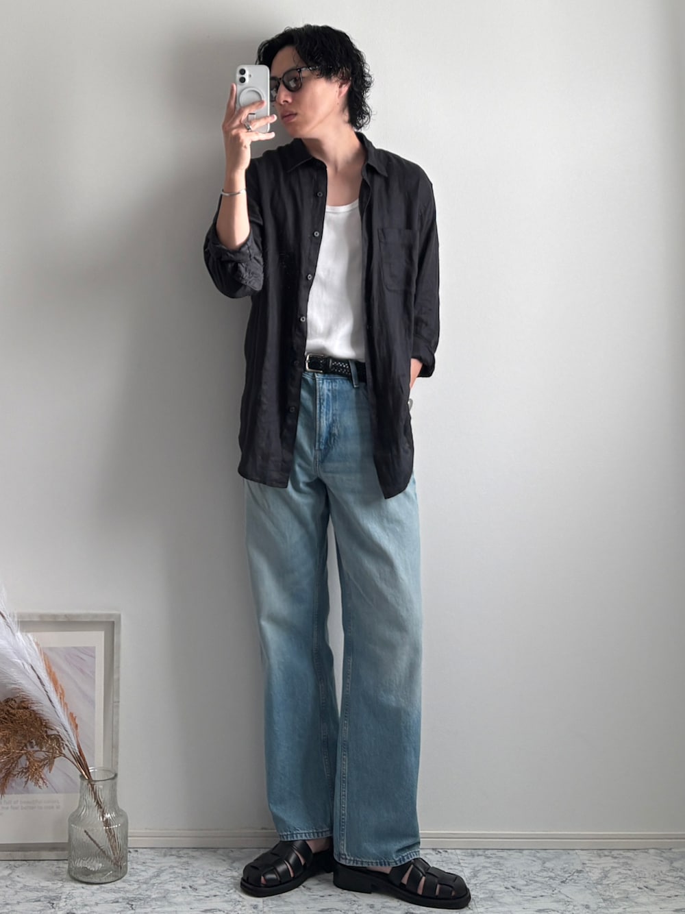 ブラック系のサンダル、ブルー系のシャツ/ブラウス、ブルー系のデニムパンツを着用したメンズの秋コーディネートの1枚目の写真