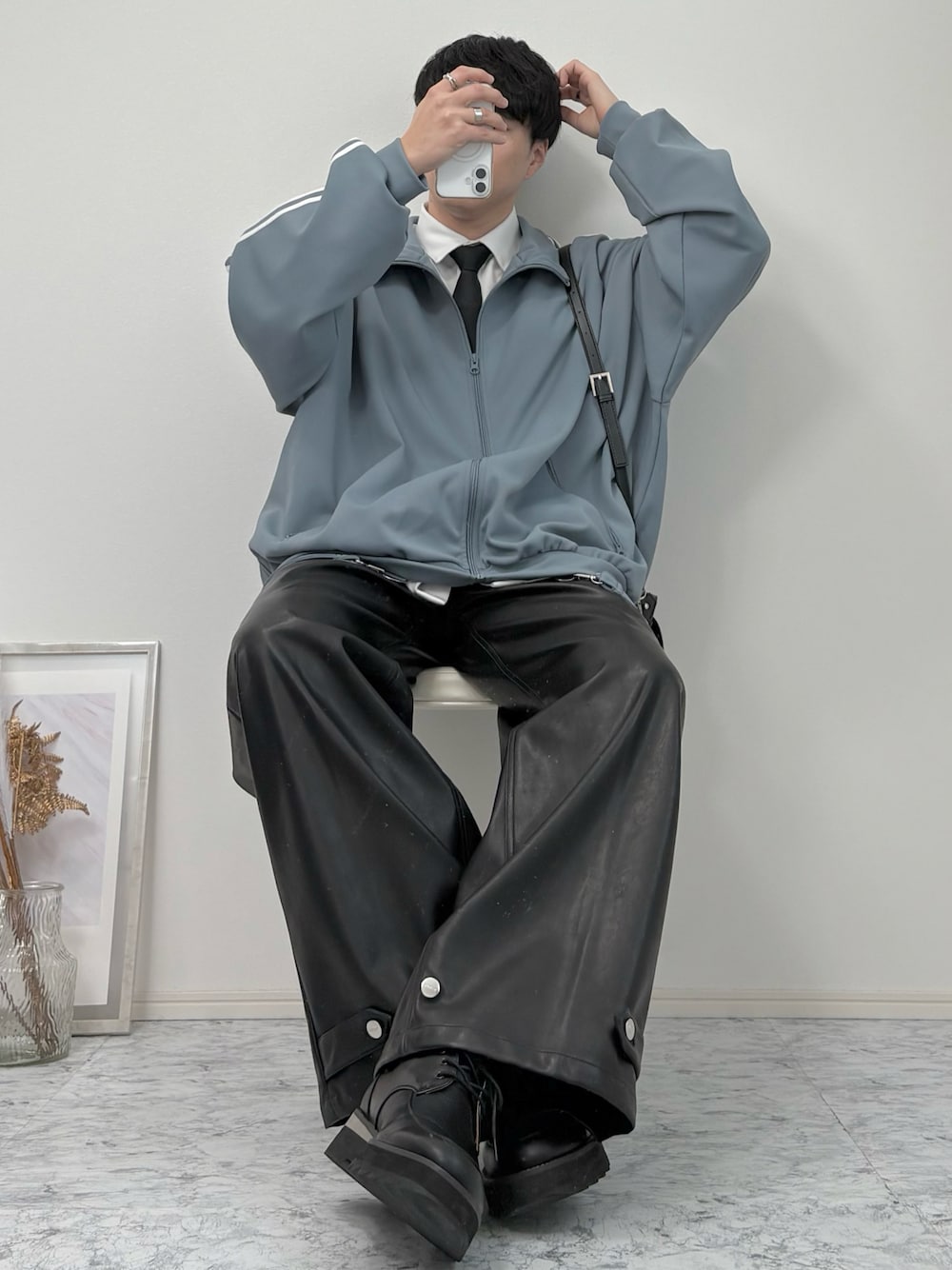 「春めき満開コーデ、ジャケット、トラックジャケット、ネクタイ、春色、春コーデ、春アウター、レザー、レザーパンツ、ショルダーバッグ、モード、韓国ファッション、淡色コーデ、デートコーデ、休日スタイル」｜「LILLのルーズシルエットバルーンスリーブフェイクサスペンダードレープトラックジャケット（ブルゾン、グレー系）」を使った、YUHEIさん（骨格ウェーブ・メンズ・178cm）の春コーディネートの1枚目の写真