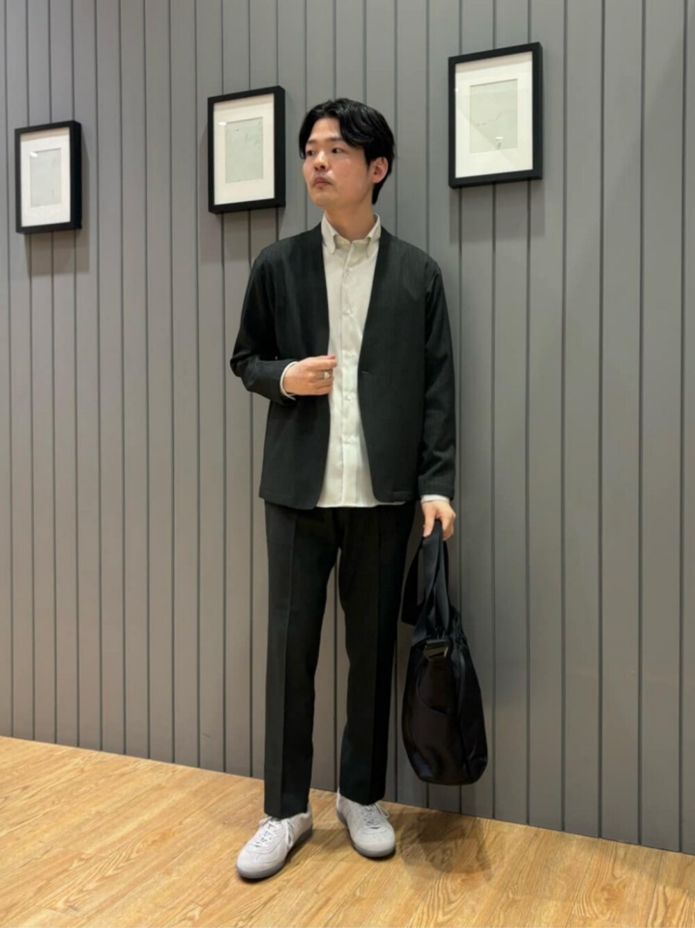その他のスニーカー、グリーン系のシャツ/ブラウス、グリーン系のスラックスを着用したメンズの冬コーディネートの1枚目の写真