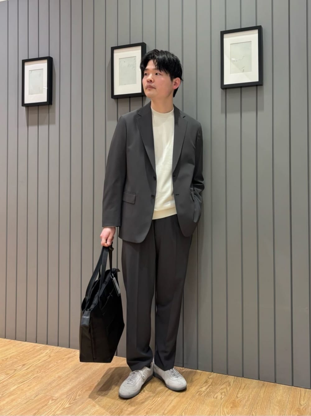 その他のスニーカー、ブラック系のトートバッグ、ホワイト系のTシャツ/カットソーを着用したメンズの春コーディネートの1枚目の写真