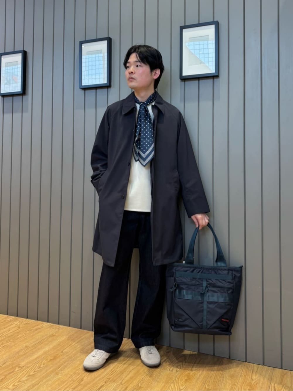 「ベーシック/トラッド、スニーカー、リラックス、春服、春コーデ、green label relaxing、カジュアル、春アウター、別注、トートバッグ、コート」｜「green label relaxingの【別注】＜GERMAN TRAINeR＞GLR ジャーマントレーナー スエード スニーカー（スニーカー、その他）」を使った、Shohei Okuyamaさん（メンズ・177cm）の冬コーディネートの1枚目の写真