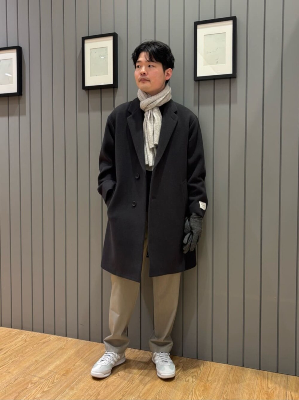 「ベーシック/トラッド、スニーカー、リラックススタイル、トラベル /リゾート、ニット、冬服、旅行、green label relaxing、気温10度から14度、気温9度以下」｜「green label relaxingのドライ チノ 1プリーツ ユーティリティパンツ イージーパンツ -ストレッチ-（チノパンツ、ベージュ系）」を使った、Shohei Okuyamaさん（メンズ・177cm）の冬コーディネートの1枚目の写真