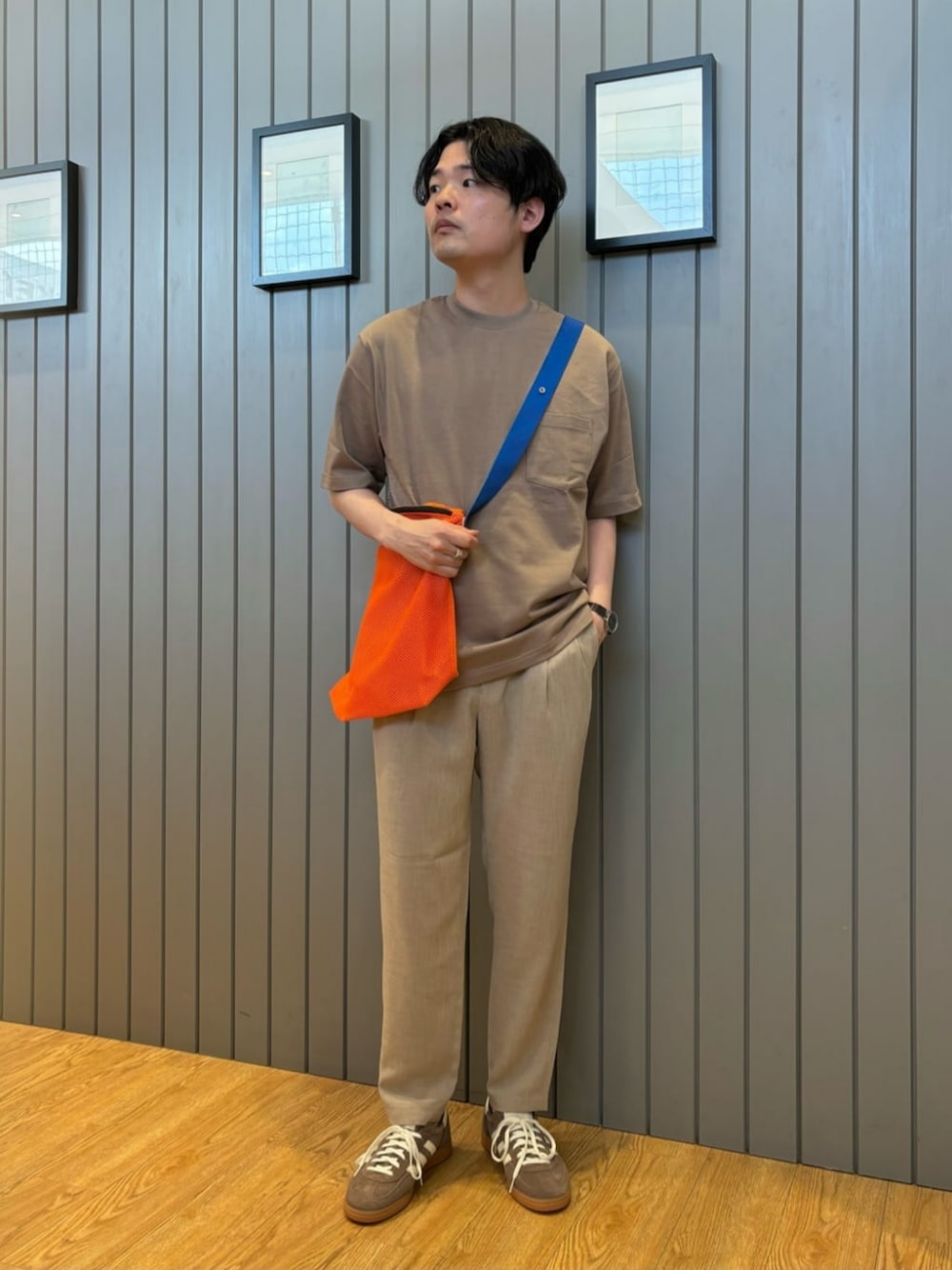 オレンジ系のショルダーバッグ、ベージュ系のTシャツ/カットソー、ベージュ系のその他パンツを着用したメンズの夏コーディネートの1枚目の写真
