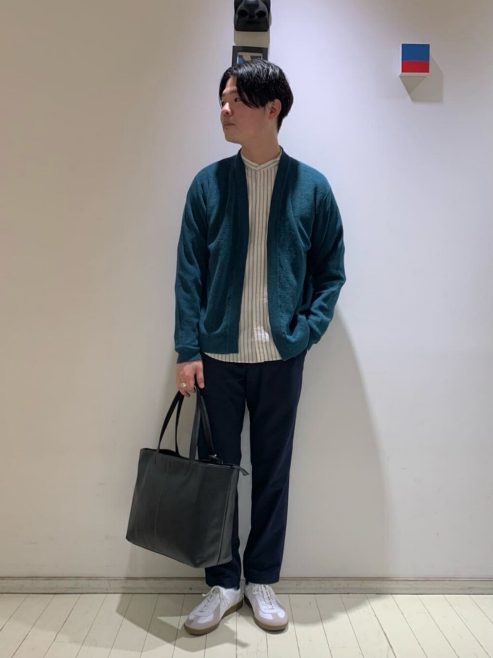 グリーン系のカーディガン/ボレロ、ブルー系のその他パンツ、ホワイト系のシャツ/ブラウスを着用したメンズの春コーディネートの1枚目の写真