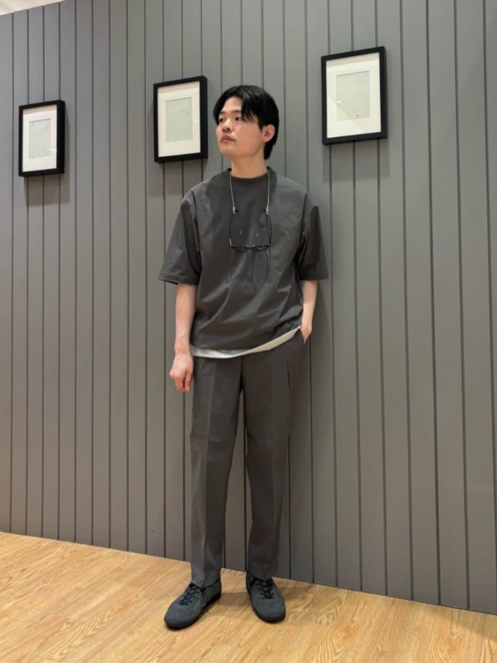 グレー系のスニーカー、グレー系のTシャツ/カットソー、グレー系のTシャツ/カットソーを着用したメンズの夏コーディネートの1枚目の写真