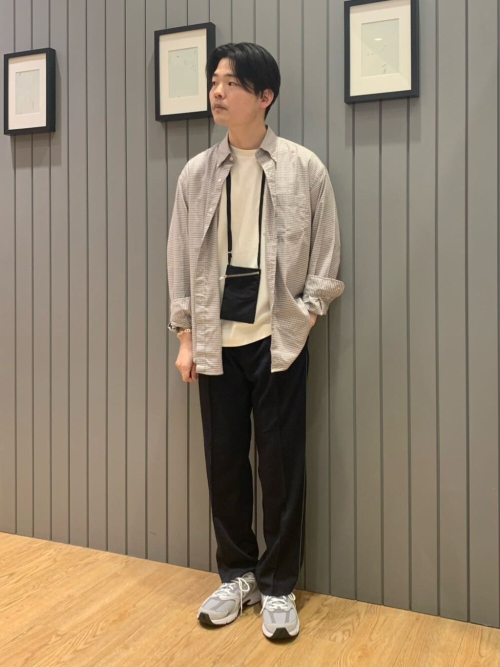 ベージュ系のシャツ/ブラウス、ブルー系のその他パンツ、ホワイト系のTシャツ/カットソーを着用したメンズの秋コーディネートの1枚目の写真