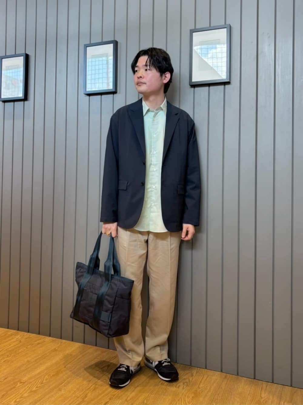 「ベーシック/トラッド、スニーカー、リラックス、シャツ、春服、春コーデ、green label relaxing、ジャケット、別注」｜「green label relaxingのFREELITCH カジュアル 2B ジャケット -防シワ・ストレッチ・吸水速乾-（テーラードジャケット、ブルー系）」を使った、Shohei Okuyamaさん（メンズ・177cm）の冬コーディネートの1枚目の写真