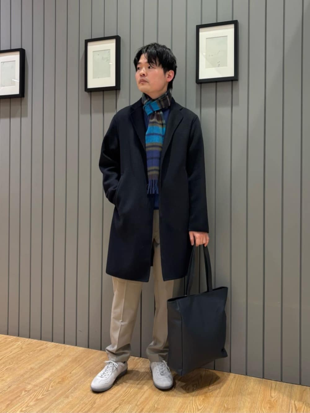 「ベーシック/トラッド、スニーカー、ニット、リラックススタイル、冬服、green label relaxing、気温10度から14度、気温9度以下、オルマイパンツ、カジュアル、マフラー、別注、コート、冬コーデ、トートバッグ」｜「green label relaxingの【別注】＜GERMAN TRAINeR＞GLR ジャーマントレーナー スエード スニーカー（スニーカー、その他）」を使った、Shohei Okuyamaさん（メンズ・177cm）の冬コーディネートの1枚目の写真