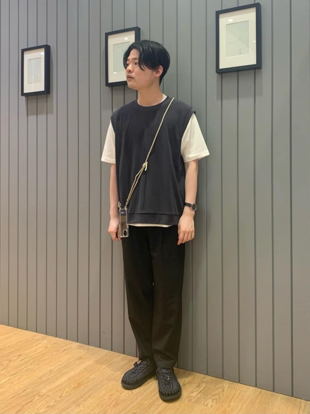 「ベーシック/トラッド、リラックス、サンダル、Tシャツ、別注、夏服」｜「green label relaxingのTWウォッシャブルトロ 2プリーツ ユーティリティー パンツ -ウォッシャブル・ストレッチ・防シワ-（その他パンツ、ブラック系）」を使った、Shohei Okuyamaさん（メンズ・177cm）の春コーディネートの1枚目の写真