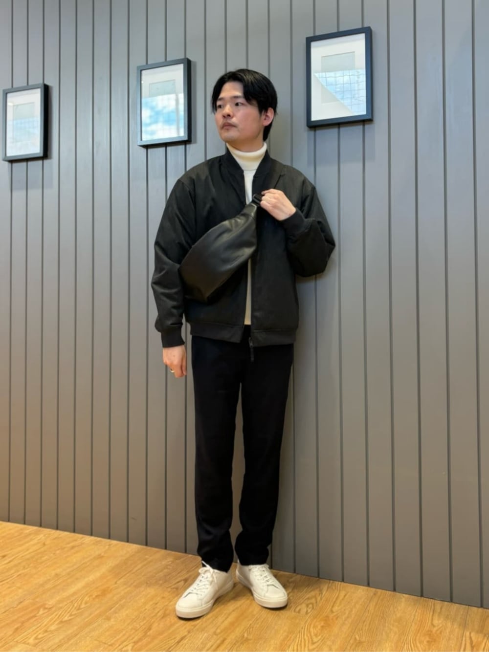 ホワイト系のスニーカー、その他のブルゾン、ホワイト系のニット/セーターを着用したメンズの秋コーディネートの1枚目の写真