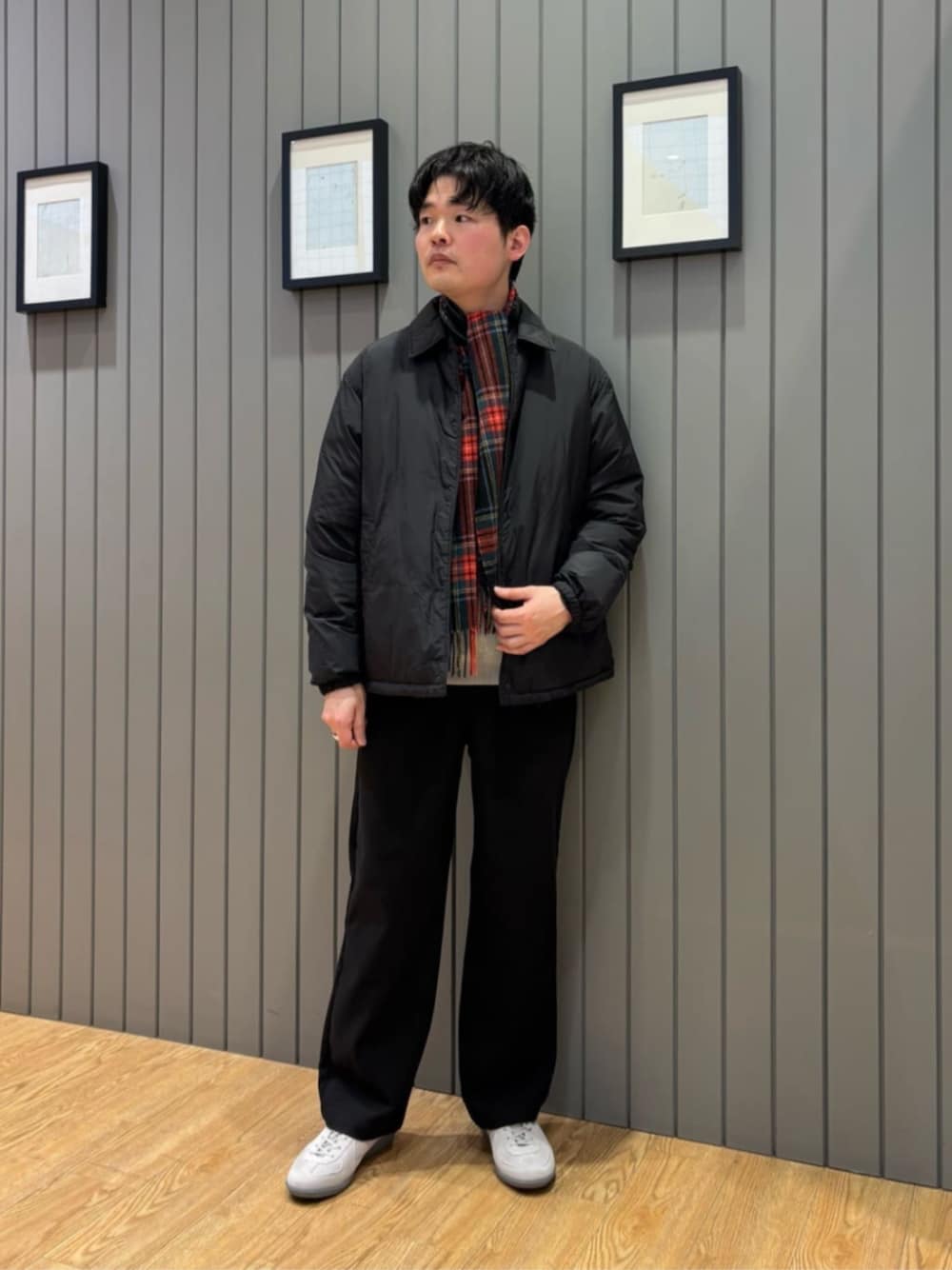 「ベーシック/トラッド、スニーカー、リラックススタイル、冬服、green label relaxing、トラベル /リゾート、旅行、気温10度から14度、気温9度以下、カジュアル、ダウンジャケット、マフラー、別注、冬コーデ」｜「green label relaxingの【別注】＜GERMAN TRAINeR＞GLR ジャーマントレーナー スエード スニーカー（スニーカー、その他）」を使った、Shohei Okuyamaさん（メンズ・177cm）の冬コーディネートの1枚目の写真