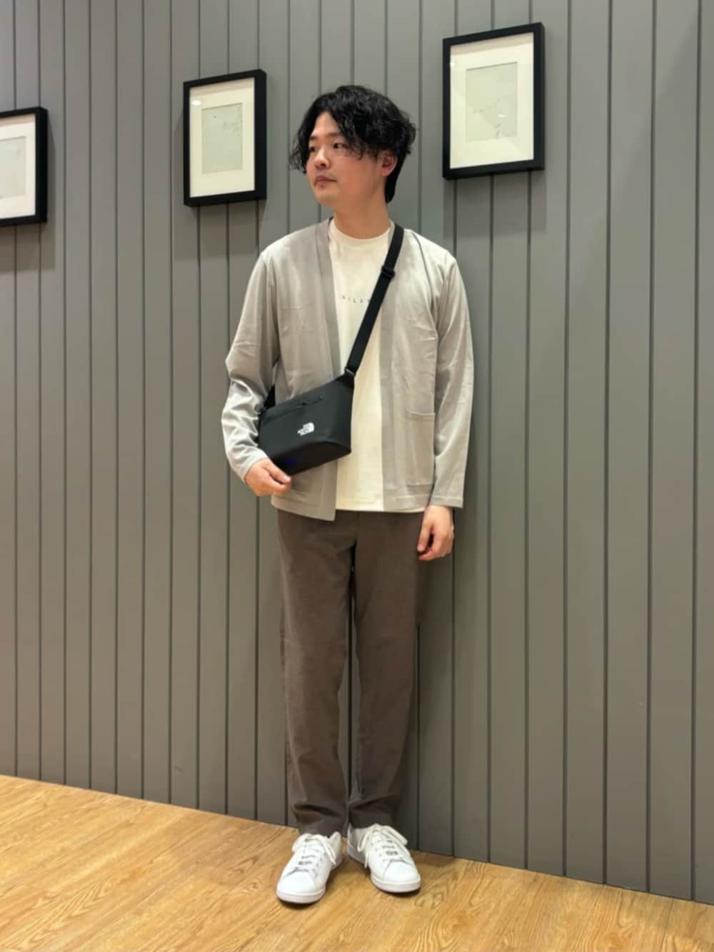 ホワイト系のスニーカー、ブラウン系のその他パンツ、グレー系のカーディガン/ボレロを着用したメンズの春コーディネートの1枚目の写真