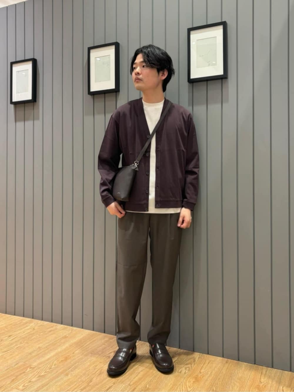 ブラウン系のショルダーバッグ、ブラウン系のその他パンツ、ホワイト系のTシャツ/カットソーを着用したメンズの秋コーディネートの1枚目の写真