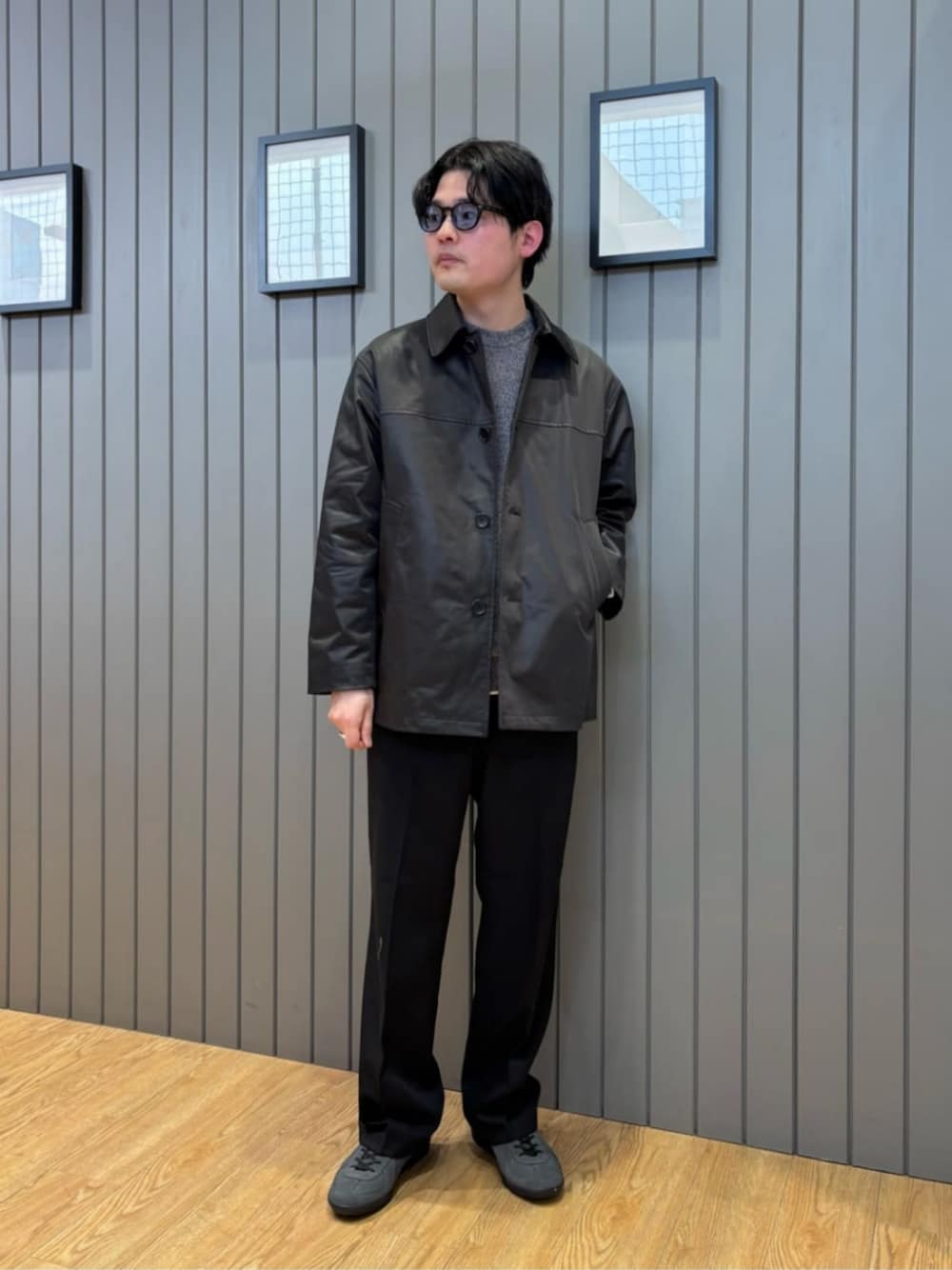 「スニーカー、ニット、春服、春コーデ、green label relaxing、モード、春アウター、別注、サングラス」｜「green label relaxingのGLR ウェリントン ファッション用グラス（メガネ、ブルー系）」を使った、Shohei Okuyamaさん（メンズ・177cm）の冬コーディネートの1枚目の写真