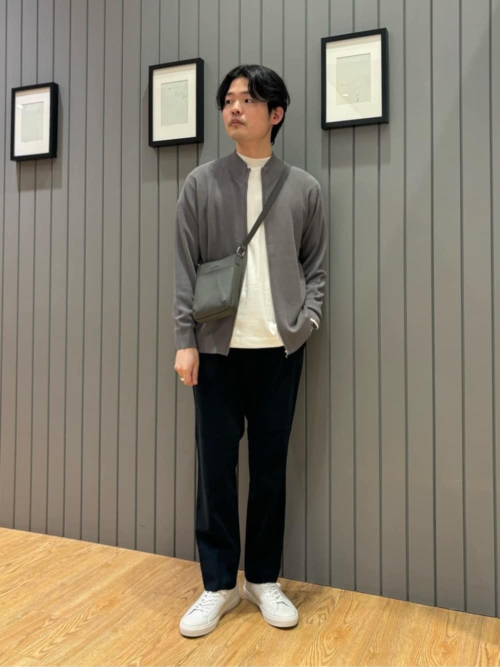 「ベーシック/トラッド、スニーカー、リラックススタイル、green label relaxing、トレンド、トラベル /リゾート、旅行、カジュアル、カーディガン、ニット、秋服、秋コーデ」｜「green label relaxingのA+ ウォッシャブル アゼ ジップ カーディガン（カーディガン/ボレロ、グレー系）」を使った、Shohei Okuyamaさん（メンズ・177cm）の秋コーディネートの1枚目の写真