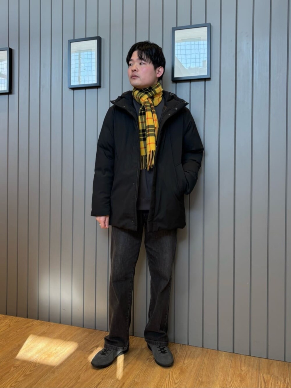 「ベーシック/トラッド、スニーカー、リラックススタイル、green label relaxing、トラベル /リゾート、旅行、気温10度から14度、気温9度以下、カジュアル、ダウンジャケット、マフラー、冬コーデ」｜「green label relaxingの【別注】＜GERMAN TRAINeR＞GLR ジャーマントレーナー スエード スニーカー（スニーカー、グレー系）」を使った、Shohei Okuyamaさん（メンズ・177cm）の冬コーディネートの1枚目の写真
