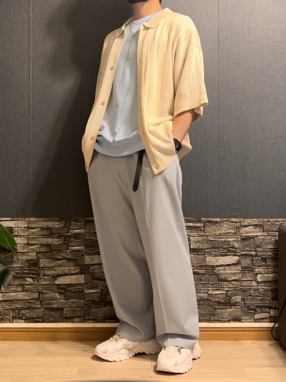 「夏コーデ、休日コーデ、カジュアルコーデ、メンズコーデ、アイスブルー、白スニーカー、ゆるコーデ、低身長男子、お洒落さんとつながりたい、ロングベルト、アクセサリー、ベージュ」｜「UNIQLOのアイテム（パンツ、ブルー系）」を使った、Yamacoさん（メンズ・165cm）の夏コーディネートの1枚目の写真