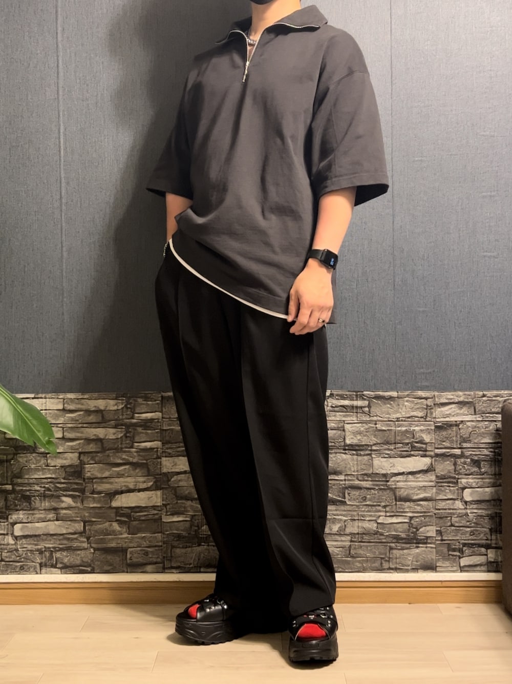 「カジュアルコーデ、大人コーデ、お出かけコーデ、モノトーンコーデ、ブーサン、ラフコーデ、低身長男子、シンプルスタイル、ハーフジップ、赤い靴下、大人カジュアル、厚底サンダル、夏服コーデ、低身長コーデ、ゆるコーデ」｜「WYM LIDNMのHALF ZIP LOOSE FIT TEE（Tシャツ/カットソー、グレー系）」を使った、Yamacoさん（メンズ・165cm）の夏コーディネートの1枚目の写真