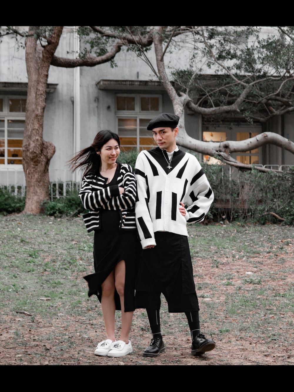 ブラック系のシューズを着用したメンズの春コーディネートの1枚目の写真