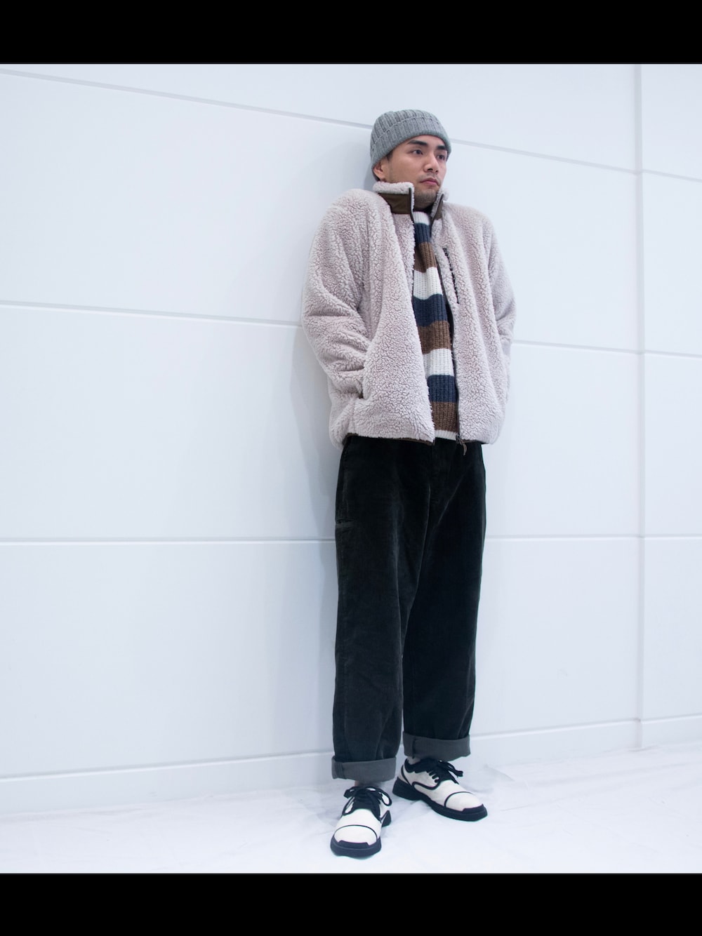 グリーン系のチノパンツ、ベージュ系のシューズ、ベージュ系のジャケット/アウターを着用したメンズの冬コーディネートの1枚目の写真