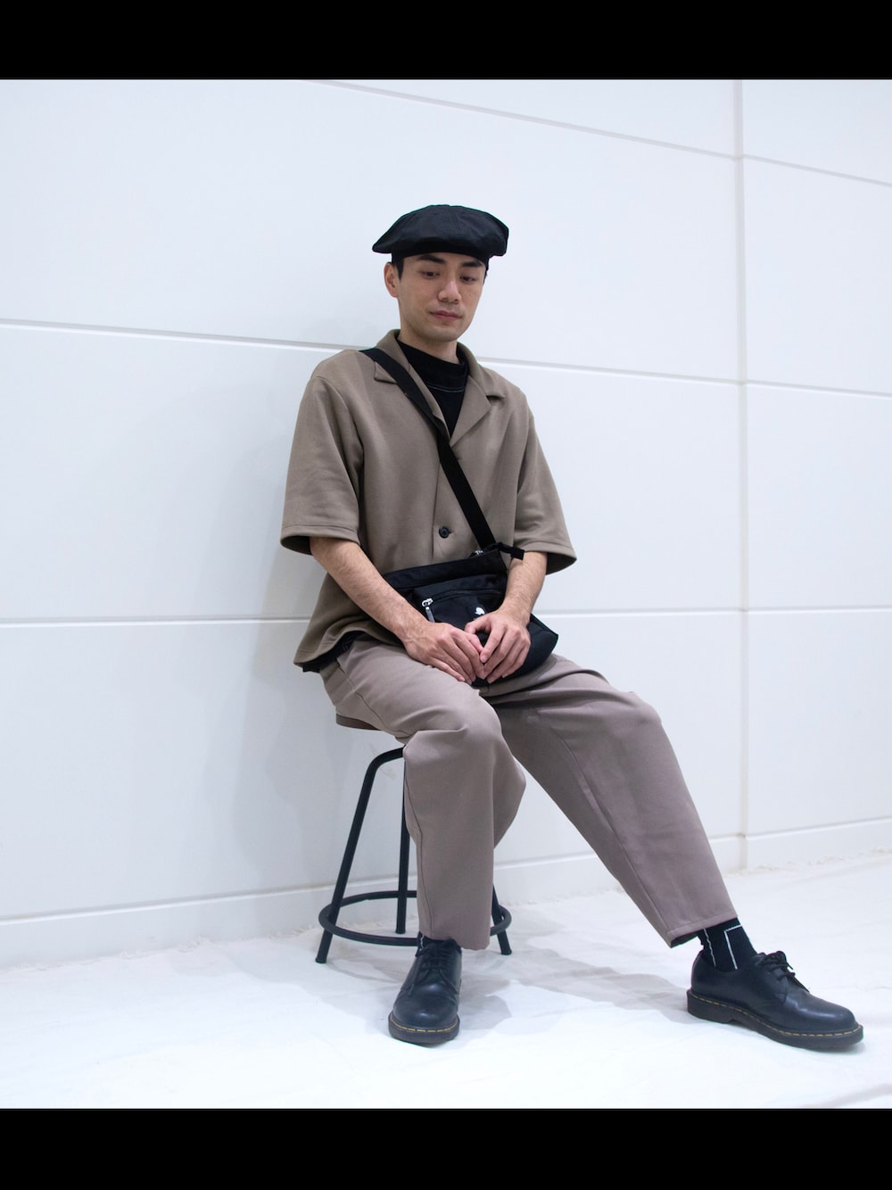ブラウン系のトップス、ブラウン系のパンツを着用したメンズの春コーディネートの1枚目の写真