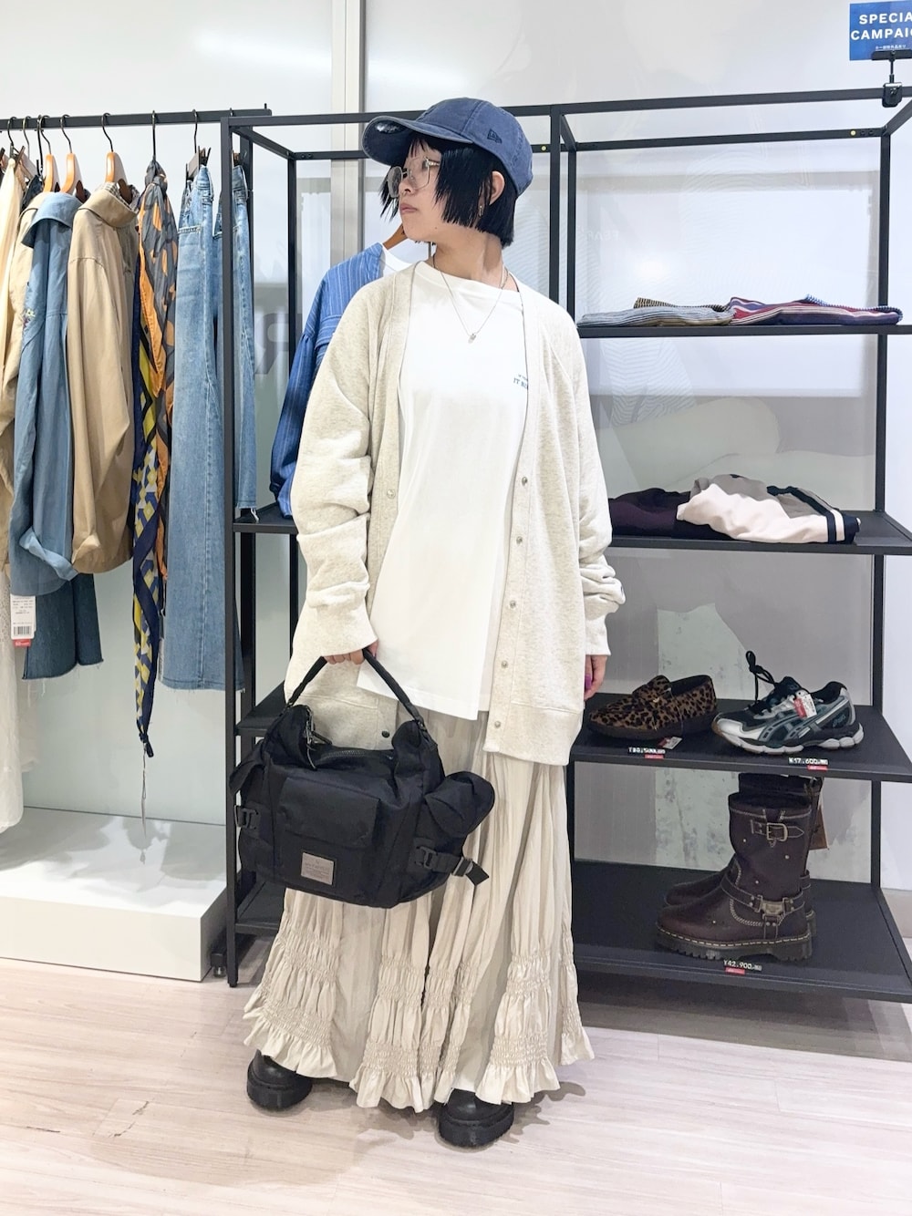 ホワイト系のTシャツ/カットソー、ベージュ系のスウェット、ブルー系のキャップを着用したレディースの秋コーディネートの1枚目の写真