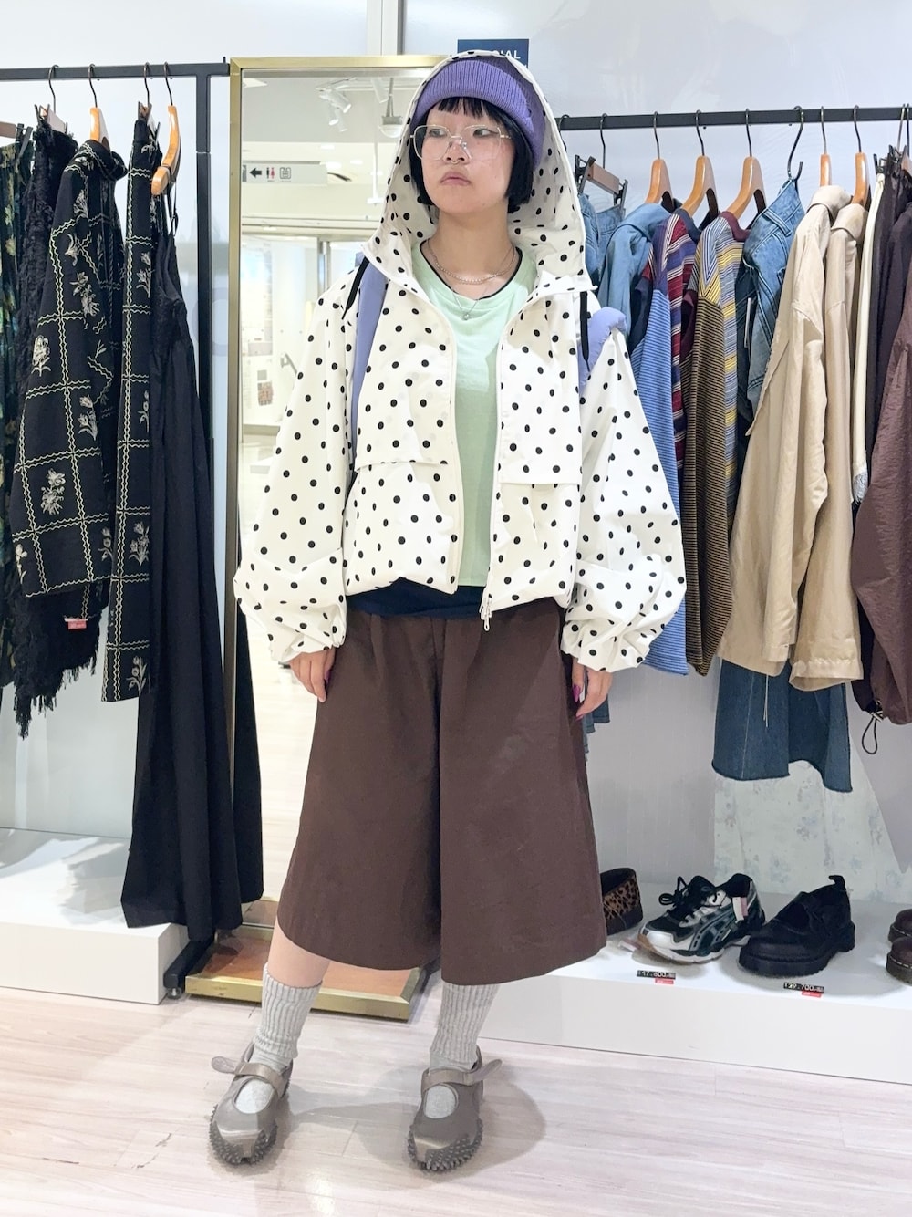 グレー系のスニーカー、ブラウン系のその他パンツ、グリーン系のTシャツ/カットソーを着用したレディースの秋コーディネートの1枚目の写真