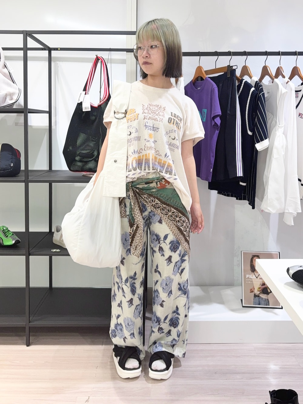 ホワイト系のTシャツ/カットソー、ホワイト系のその他パンツ、ホワイト系のサンダルを着用したレディースの夏コーディネートの1枚目の写真