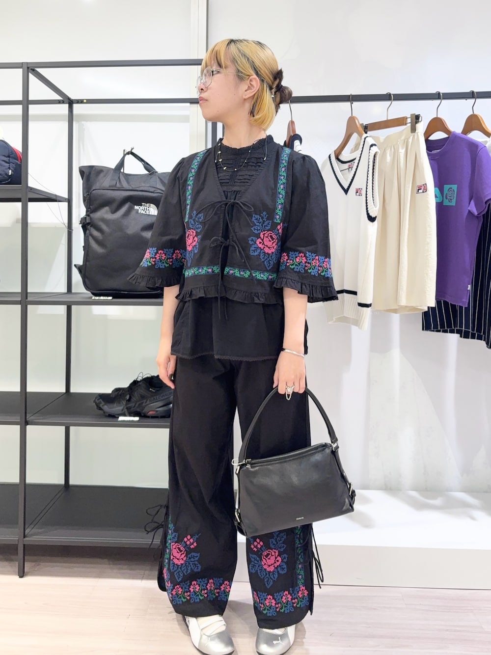 ブラック系のその他パンツ、ブラック系のシャツ/ブラウス、ブラック系のシャツ/ブラウスを着用したレディースの夏コーディネートの1枚目の写真