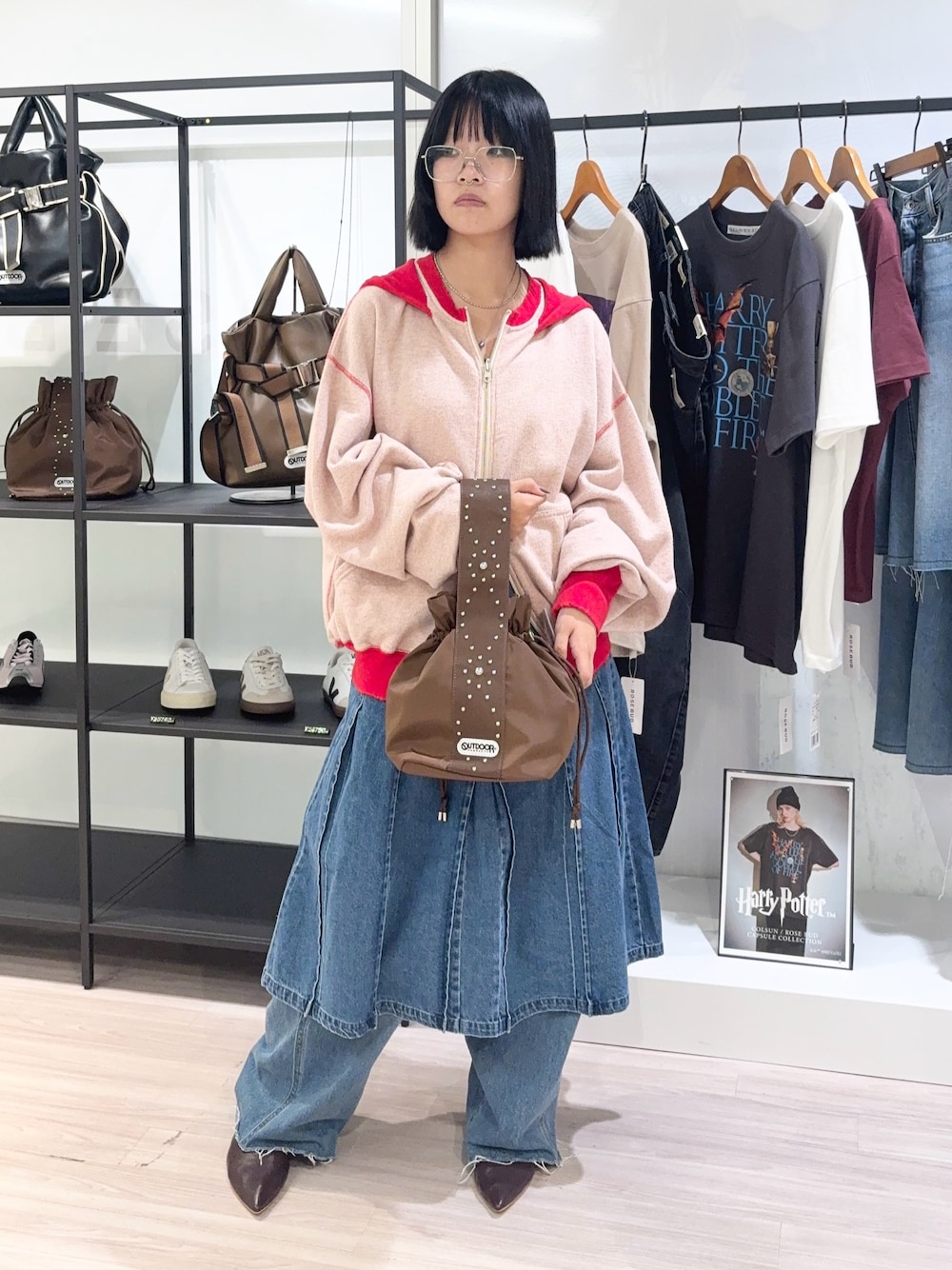ブラック系のその他シューズ、ブルー系のデニムスカート、ブルー系のデニムパンツを着用したレディースの秋コーディネートの1枚目の写真