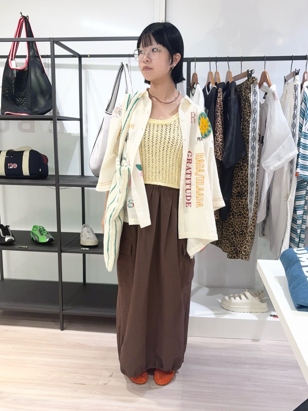 その他のシャツ/ブラウス、イエロー系のタンクトップ、ホワイト系のトートバッグを着用したレディースの夏コーディネートの1枚目の写真
